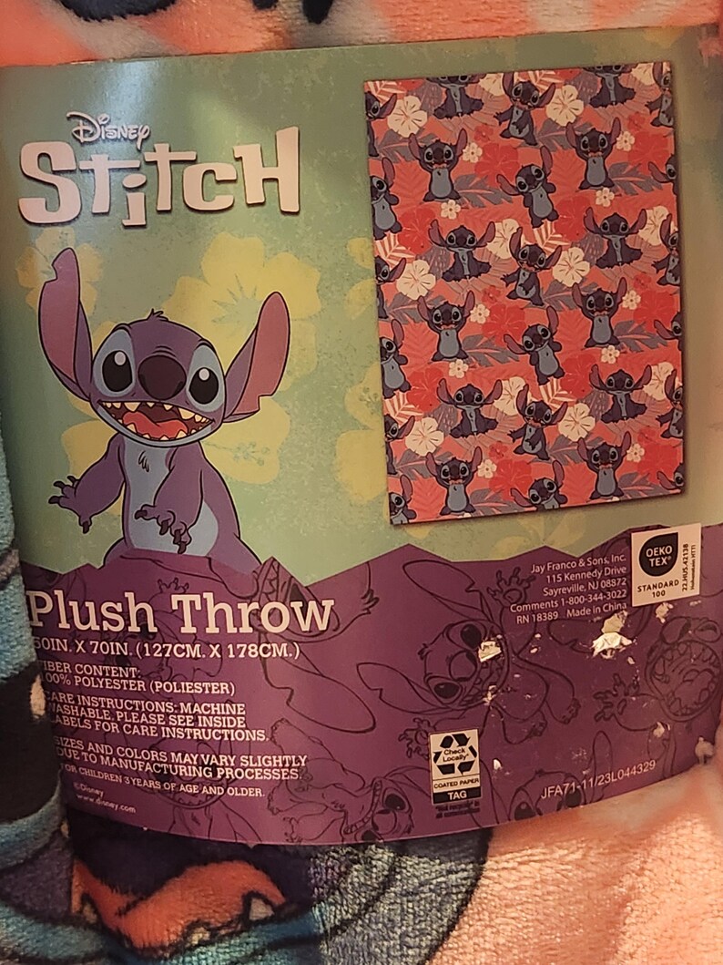 Puede incluir: Una manta de felpa de Disney Stitch, de 127 cm por 178 cm. La manta presenta una imagen grande de Stitch y un patr&oacute;n m&aacute;s peque&ntilde;o de personajes de Stitch sobre un fondo rojo con flores blancas. El embalaje incluye el logotipo de Disney Stitch.