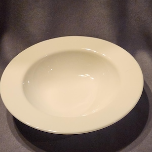 Peut inclure: Ensemble de trois mugs en céramique avec une finition mate et mouchetée. Chaque mug est de couleur différente : bleu clair, crème et gris. Design simple et moderne, forme arrondie et anse confortable.