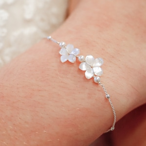 Bracelet mariée bohème, Gardania, bracelet de mariée fleur nacre, bracelet mariage romantique, bracelet de mariée argent, bracelet mariée image 6