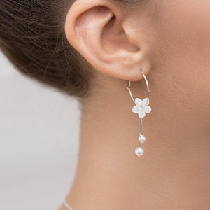 Mother of pearl flower bridal earrings, Hana hoop earrings, romantic flower bridal earrings, boho bridal earrings, ivory flower wedding zdjęcie 2