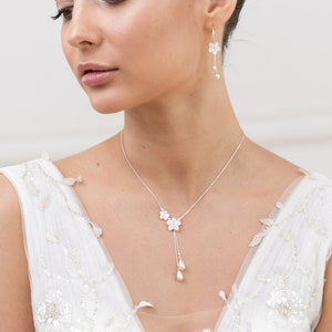 Collier mariage fleur, Hana, collier de mariée bohème, collier de mariage nacre, collier mariée romantique, collier de mariée doré image 2