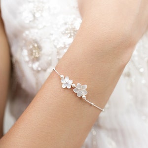Bracelet mariée bohème, Gardania, bracelet de mariée fleur nacre, bracelet mariage romantique, bracelet de mariée argent, bracelet mariée image 2
