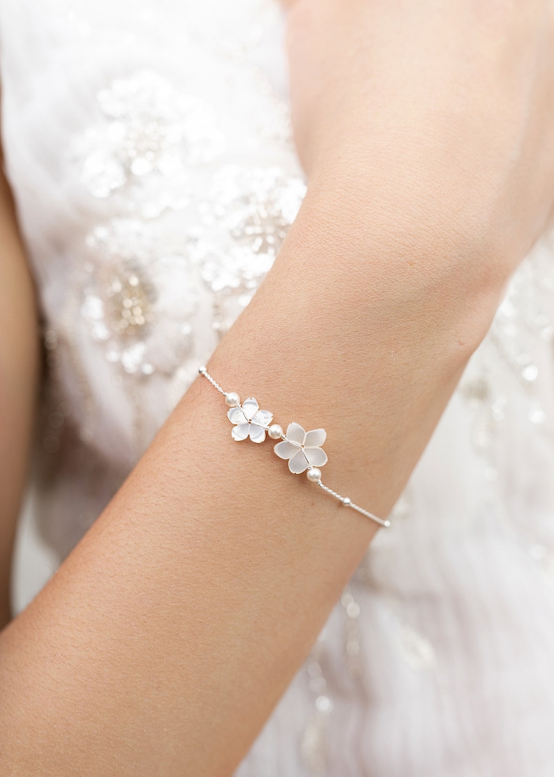 Bracelet mariée bohème, Gardania, bracelet de mariée fleur nacre, bracelet mariage romantique, bracelet de mariée argent, bracelet mariée image 2