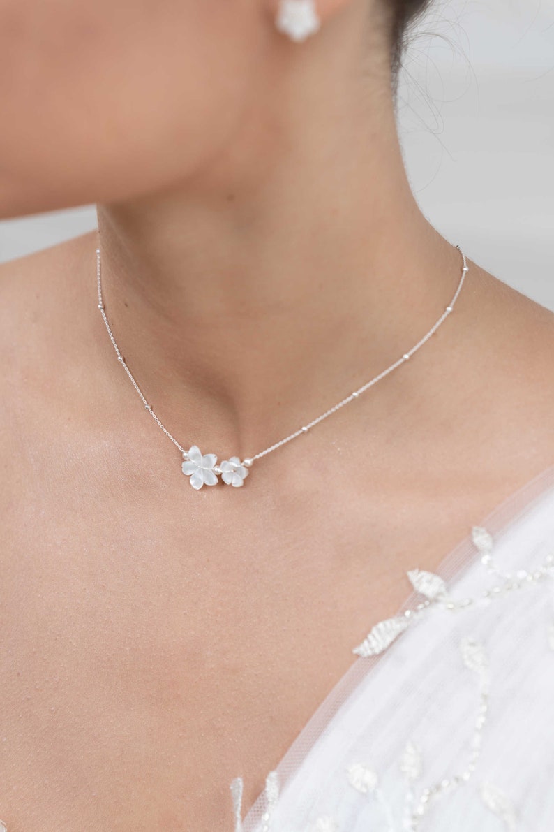 Collier mariée bohème, Gardania, collier mariage fleurs nacre, collier de mariée fleur, bijoux mariage romantiques, collier de mariée bohème image 3