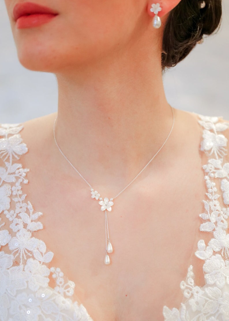 Romantic bridal necklace, Hana, flower bridal necklace, boho wedding necklace, mother of pearl bridal necklace, flower bridal jewelry zdjęcie 1