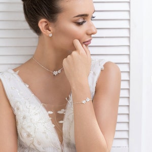 Bracelet mariée bohème, Gardania, bracelet de mariée fleur nacre, bracelet mariage romantique, bracelet de mariée argent, bracelet mariée image 4