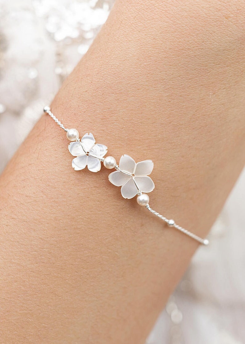 Bracelet mariée bohème, Gardania, bracelet de mariée fleur nacre, bracelet mariage romantique, bracelet de mariée argent, bracelet mariée image 1