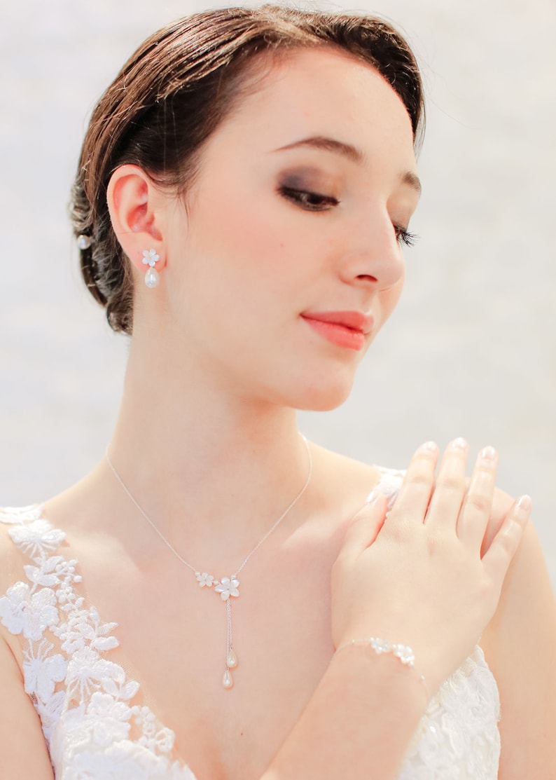 Romantic bridal necklace, Hana, flower bridal necklace, boho wedding necklace, mother of pearl bridal necklace, flower bridal jewelry zdjęcie 5