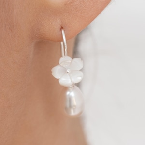 Bruidsoorbellen, Hana, bloembruidsoorbellen, parelmoer trouwoorbellen, boho bruidsoorbellen