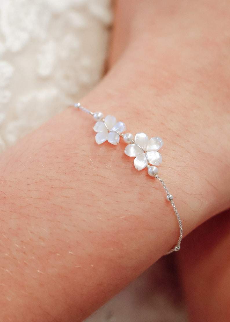 Bracelet mariée bohème, Gardania, bracelet de mariée fleur nacre, bracelet mariage romantique, bracelet de mariée argent, bracelet mariée image 6