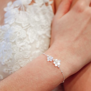 Bracelet mariée bohème, Gardania, bracelet de mariée fleur nacre, bracelet mariage romantique, bracelet de mariée argent, bracelet mariée image 7