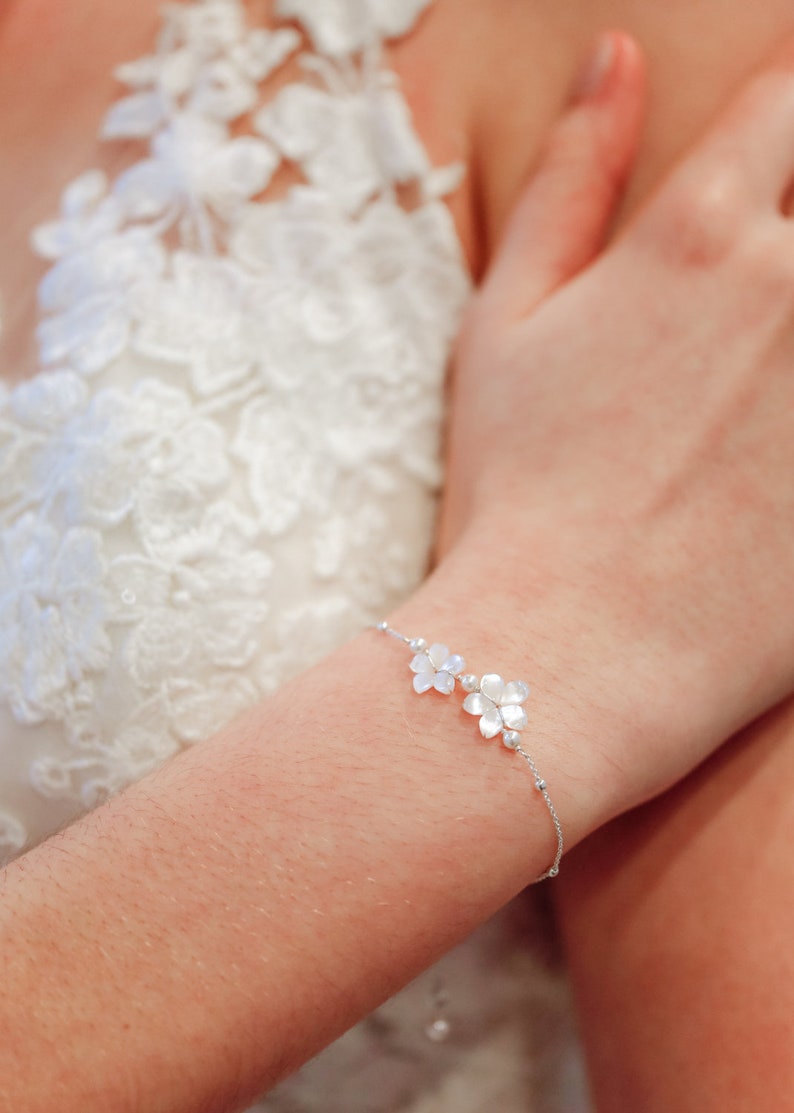 Bracelet mariée bohème, Gardania, bracelet de mariée fleur nacre, bracelet mariage romantique, bracelet de mariée argent, bracelet mariée image 7
