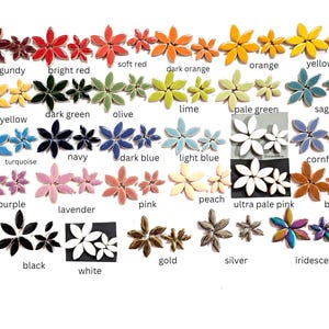 Peut inclure: Une collection de petites tuiles en mosaïque en forme de pétale disposées en motifs de fleurs dans de nombreuses couleurs, incluant bordeaux, rouge, orange, jaune, vert, bleu, violet, rose, marron, noir, blanc, or, argent et finitions irisées.