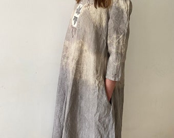 Vestido largo bohemio de lino, teñido con tintes vegetales naturales, bordado, con bolsillos, mangas 3/4, vestido maxi de lino teñido a mano de producción ética, túnica en tonos tierra.