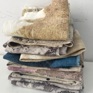 Linnen met ecoprint op stof, handverven, botanische print, verlofprint, stofafval, gerecyclede stoffen, naai-ambachten, borduren, patchwork _12