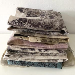 Bundel natuurlijk geverfde stoffen, handgeverfd, rustiek ecologisch bedrukt, langzaam stikwerk, zichtbaar repareren, quilten, naaiprojecten, textielkunst _ 14