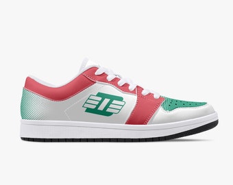 Puede incluir: Zapatilla baja blanca con detalles en rojo y verde. El zapato presenta una base blanca con superposiciones rojas en el talón y una sección verde en la puntera. Un logotipo verde está en el lateral. La suela es blanca con una franja negra.