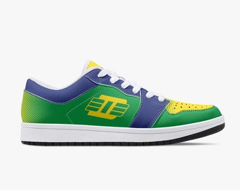 Puede incluir: Zapatillas bajas verdes, amarillas y azules con suela blanca y un logotipo amarillo y verde en el lateral.