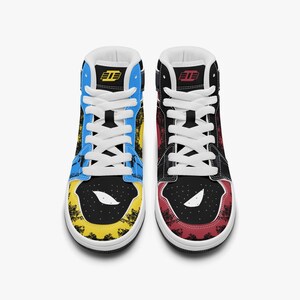 Peut inclure: Une paire de baskets montantes avec un motif abstrait noir, jaune, bleu et rouge. Les baskets ont des lacets blancs et une semelle blanche.
