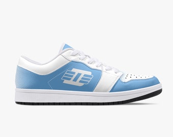Puede incluir: Un par de zapatillas bajas blancas y azul claro con un logotipo blanco en el lateral. El logotipo es una letra "D" estilizada con tres líneas horizontales.