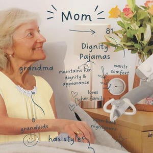 Puede incluir: Una anciana con un camisón amarillo sonríe, con la palabra "Mamá" encima. La imagen incluye el texto "Dignity Pajamas" y "81". La imagen también incluye las palabras "abuela", "8 nietos", "mantiene su dignidad y apariencia", "ama a su familia", "quiere comodidad", "camisones con espalda abierta" y "tiene estilo".