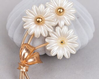 Vtg 1960s Pearly White Daisy Flower Brooch