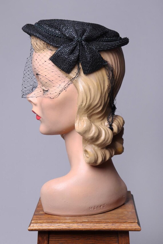 1950’s Amy New York Vintage Floral Pillbox Hat with Veil Amazing Condition Vintage Pill Box Hat Amy New York Black With Front Veil  main image 3