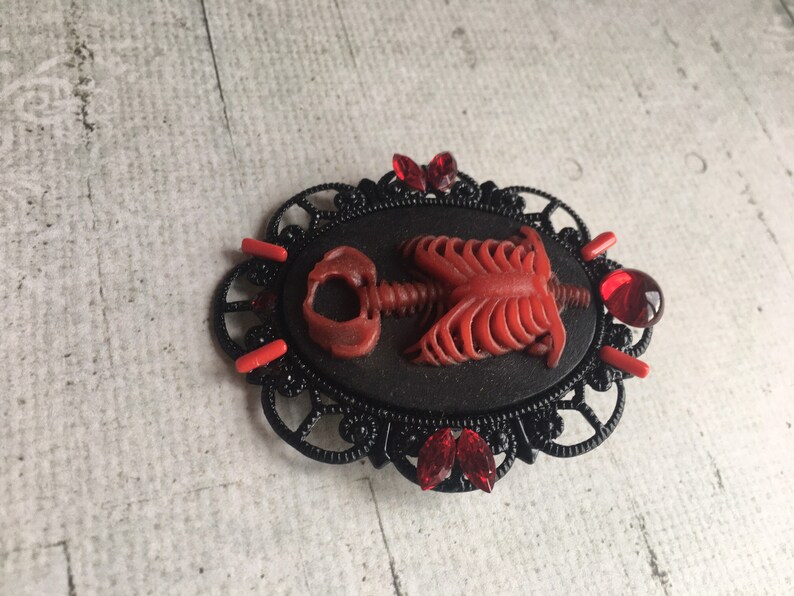 Gothic Brooch with Torso in Rotten Red image 6