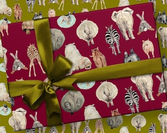 Könnte beinhalten: Geschenk verpackt mit burgunderfarbenem Papier mit einem Muster verschiedener Tiere, darunter Giraffen, Zebras und Elefanten. Das Geschenk ist mit einem goldenen Band und einer Schleife gebunden. Der Hintergrund ist ein ähnliches Muster auf grünem Grund.