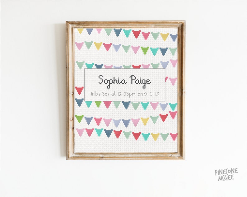 Peut inclure: Un motif de point de croix encadr&eacute; repr&eacute;sentant une guirlande color&eacute;e avec le texte "Sophia Paige 8 lbs 5oz at 12:05pm on 9-6-18"