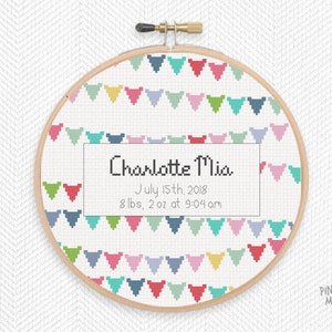 Peut inclure: Un cerceau de broderie blanc avec un motif de guirlande color&eacute; et le texte "Charlotte Mia, 15 juillet 2018, 8 lbs, 2 oz &agrave; 9h04".