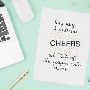 Peut inclure: Une feuille de papier blanche avec du texte noir qui dit "buy any 3 patterns CHEERS get 30% off with coupon code "cheers"". Le texte est entour&eacute; d'une &eacute;toile dor&eacute;e.