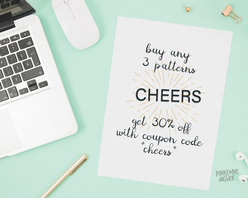 Peut inclure: Une feuille de papier blanche avec du texte noir qui dit "buy any 3 patterns CHEERS get 30% off with coupon code "cheers"". Le texte est entour&eacute; d'une &eacute;toile dor&eacute;e.