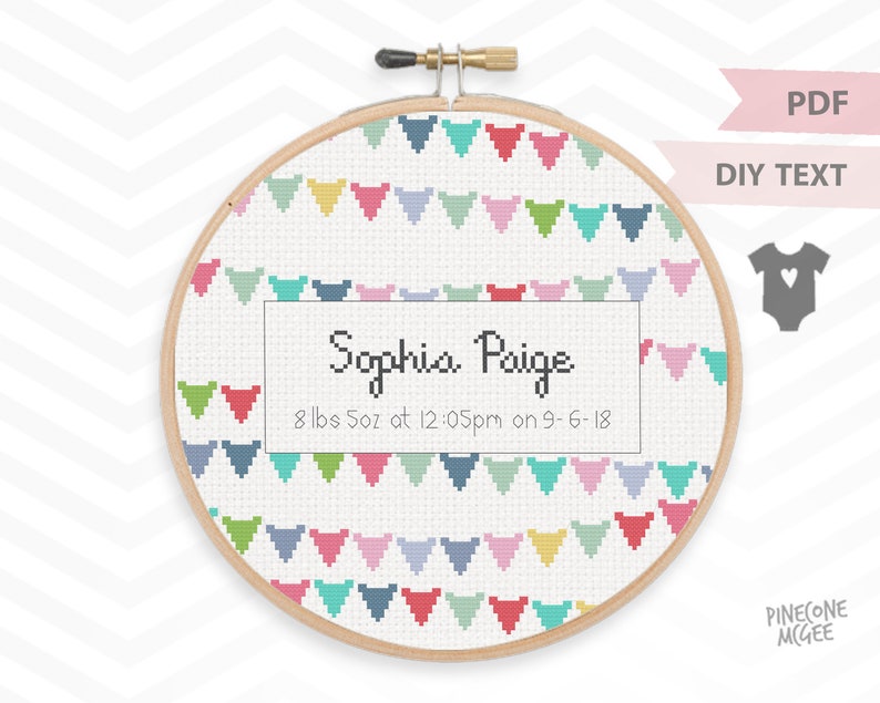 Peut inclure: Un mod&egrave;le de point de croix avec un motif de guirlande color&eacute;. Le motif comprend le texte "Sophia Paige 8 lbs 5oz at 12:05pm on 9-6-18".