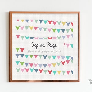 Peut inclure: Un motif de point de croix repr&eacute;sentant une guirlande color&eacute;e avec le texte "Sophia Paige 8 lbs 5oz &agrave; 12h05 le 9-6-18".