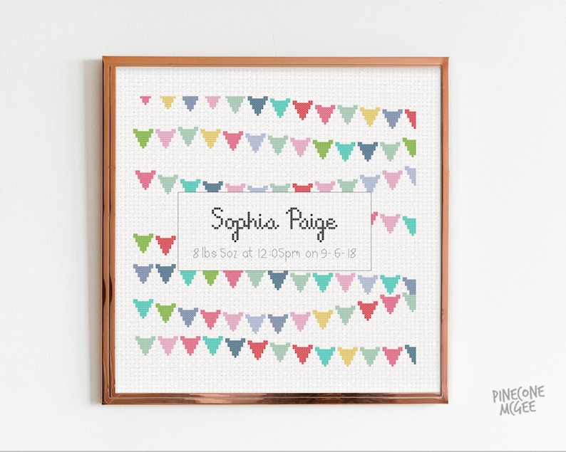 Peut inclure: Un motif de point de croix repr&eacute;sentant une guirlande color&eacute;e avec le texte "Sophia Paige 8 lbs 5oz &agrave; 12h05 le 9-6-18".