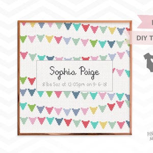 Peut inclure: Un motif de point de croix repr&eacute;sentant une banni&egrave;re de triangles color&eacute;s avec le texte "Sophia Paige 8 lbs 5oz at 12:05pm on 9-6-18".