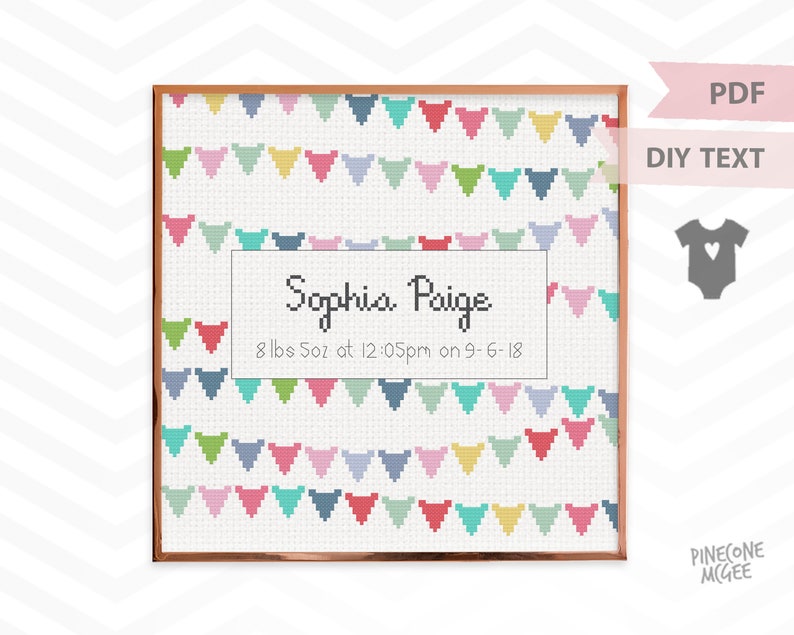 Peut inclure: Un motif de point de croix repr&eacute;sentant une banni&egrave;re de triangles color&eacute;s avec le texte "Sophia Paige 8 lbs 5oz at 12:05pm on 9-6-18".