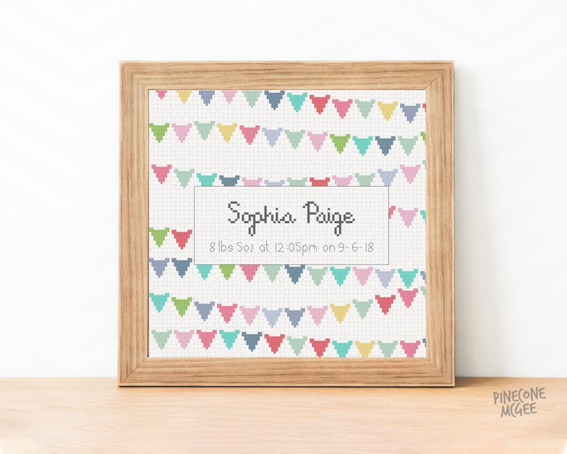 Peut inclure: Un motif de point de croix encadr&eacute; avec un motif de guirlande color&eacute; et le texte "Sophia Paige 8 lbs 5oz &agrave; 12h05 le 9-6-18"