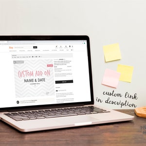 Peut inclure: Un ordinateur portable affichant une annonce Etsy pour un ajout personnalis&eacute; avec le texte "CUSTOM ADD ON NAME & DATE 3 BUSINESS DAYS". L'annonce est pour un article personnalis&eacute; avec un motif chevron rose et blanc. Le texte "custom link in description" est &eacute;crit sur un post-it.