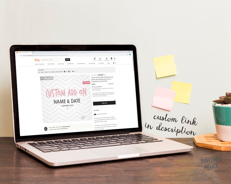 Peut inclure: Un ordinateur portable affichant une annonce Etsy pour un ajout personnalis&eacute; avec le texte "CUSTOM ADD ON NAME & DATE 3 BUSINESS DAYS". L'annonce est pour un article personnalis&eacute; avec un motif chevron rose et blanc. Le texte "custom link in description" est &eacute;crit sur un post-it.