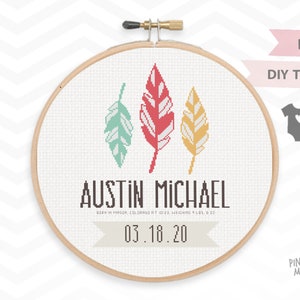 Puede incluir: Un patrón de punto de cruz con tres plumas de colores, el nombre "AUSTIN MICHAEL", la fecha "03.18.20" y el texto "BORN IN MASON, COLORADO AT 10:23, WEIGHING 9 LBS, 6 OZ".