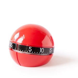 Peut inclure: Deux minuteurs de cuisine rouges avec des chiffres noirs. Le minuteur de gauche affiche les chiffres 5, 10, 15 et 55. Le minuteur de droite affiche les chiffres 40, 45, 50 et 55.