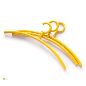 Puede incluir: Tres perchas de metal amarillo con ganchos redondeados. Las perchas son curvadas y están diseñadas para colgar ropa.