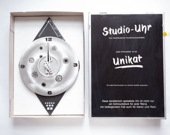 ユニークな90年代抽象画家による箱入り時計、壁掛けメタルオプアート