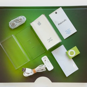 Full set iPod Shuffle 2G Apple Green Original mp3 Player in Box Manual Earpods 2nd 2. Generation Classic 1GB 2006 image 2