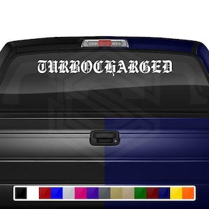 Puede incluir: Una camioneta negra con una calcomanía blanca que dice "TURBOCHARGED" en la ventana trasera.