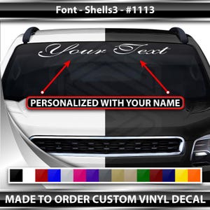 以下が含まれることがあります： 車両のフロントガラス用のカスタムビニールデカール。装飾的なフォントで「Your Text」のテキストが特徴です。デカールは購入者の名前でパーソナライズされ、さまざまな色で利用できます。「MADE TO ORDER CUSTOM VINYL DECAL」のテキストも含まれています。