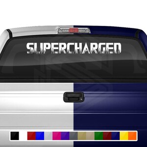 Puede incluir: Calcomanía de vinilo blanco con la palabra "SUPERCHARGED" en una fuente de goteo, que se muestra en la ventana trasera de una camioneta.