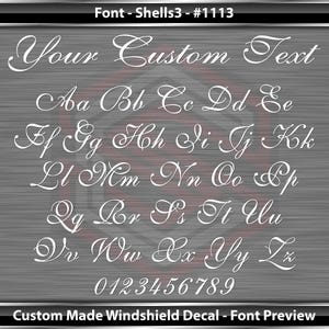 以下が含まれることがあります： アルファベットと数字を筆記体で表示したフォントプレビュー画像。フォント名は「Shells3」、フォント番号は#1113。画像の上部に「Your Custom Text」というテキストが表示されています。